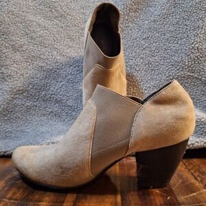 Vaneli Suede Ankle Boots Tan 6.5 M Chic Sophisticated Edgy Fearless Versatile